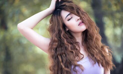 异地女朋友工作累怎么安慰?能不能说我养你